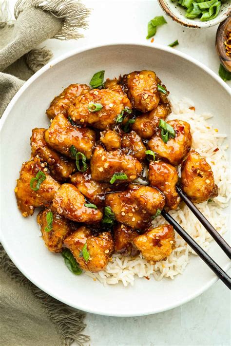 General Tso's Chicken s sezamovimi semeni in mlado čebulo