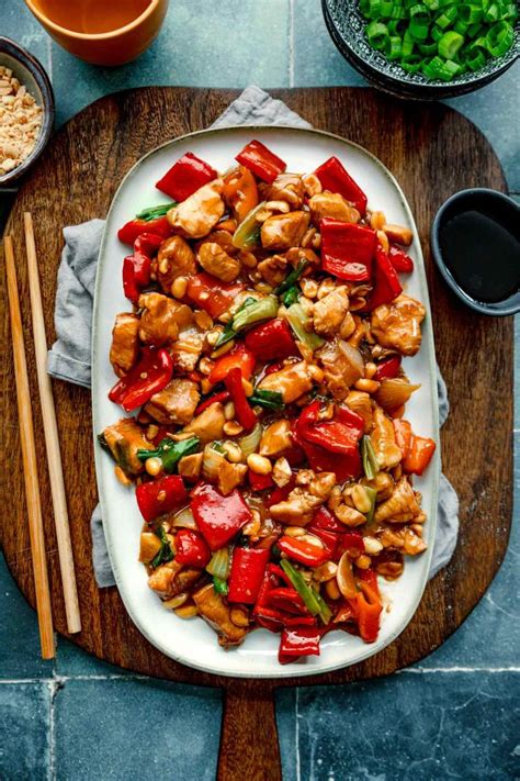 Piščanec Kung Pao z rižem in arašidi