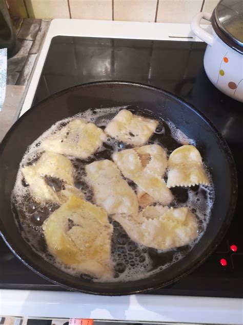 piščančji kosi na rešetki, da odteče odvečno olje