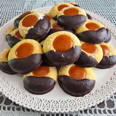 Huzarski krapki s sladkorjem v prahu in marmelado v sredini