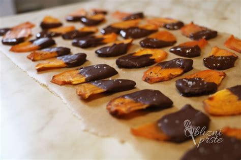 Fotografija narezanih puranjih zrezkov, pripravljenih za peko, s soljo in poprom.