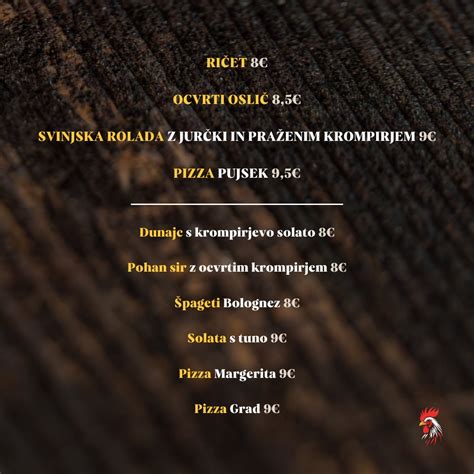 Tematska fotografija: Miza z domačim ocvrtim piščancem, praženim krompirjem in solato v tradicionalni slovenski gostilni