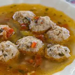 Skleda italijanske poročne juhe z mesnimi cmočki in zelenjavo