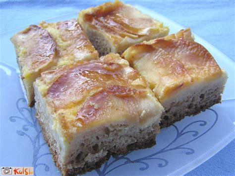 jabolčno pecivo s pudingom in smetano