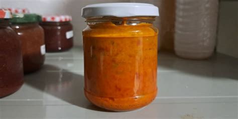 priprava domačega ajvarja s paprikami in jajčevci