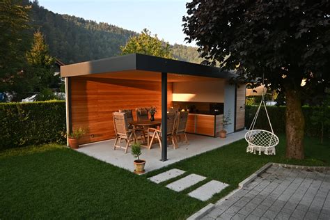Zunanji pogled na Pizzerijo Popaj z letno teraso in otroškim igralom