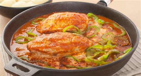 Sestavine za piščančji paprikaš: narezano piščančje meso, sesekljana čebula, paprika v prahu, sveža paprika, česen