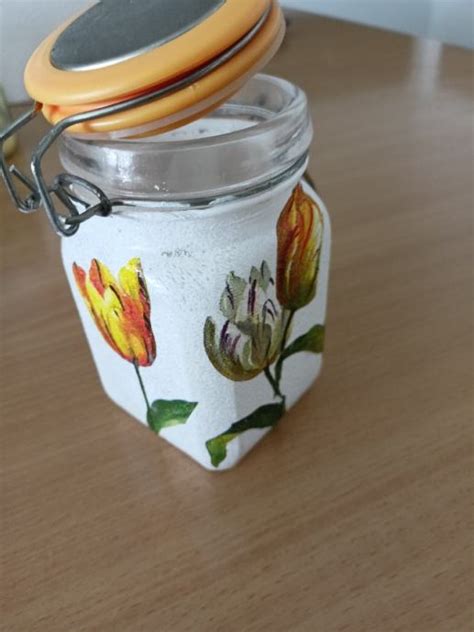 fotografija tradicionalnega vlaganja oljk v steklene kozarce