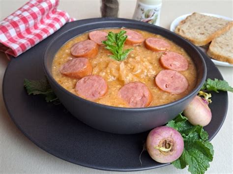 Fotografija tradicionalnega slovenskega prebranca s klobaso