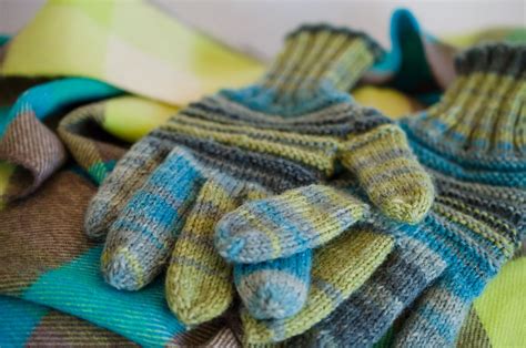 Galerija različnih vrst rokavic za aktivnosti na prostem, vključno s poudarkom na modelih iz volne.