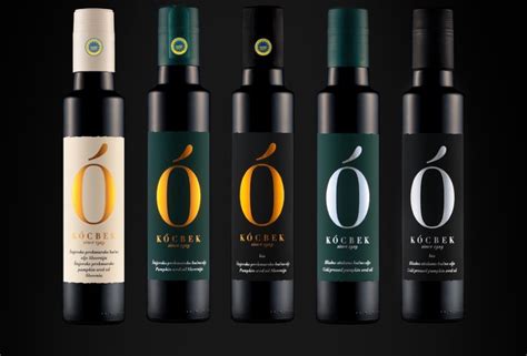 Steklenica hladno stiskanega bučnega olja ob bučnih semenih