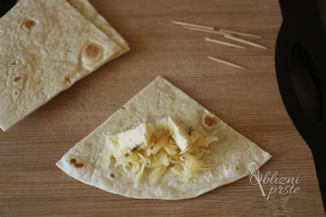 različni prigrizki in jedi iz tortilj (sendvič, pizza, tacos)