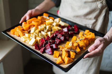 različne vrste gomoljne zelenjave, narezane na kocke, pripravljene za peko