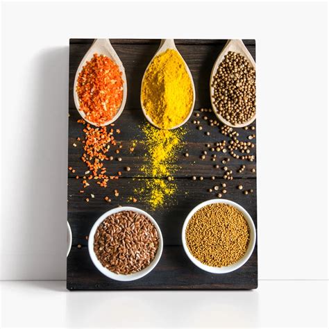 Različni curryji v skodelicah, ki prikazujejo raznolikost sestavin
