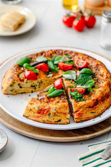 Primer pripravljene italijanske fritate z zelenjavo.