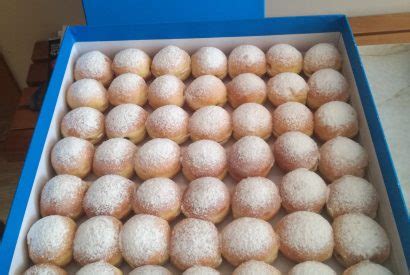 Tradicionalne slovenske ocvirkove pogačice na deski
