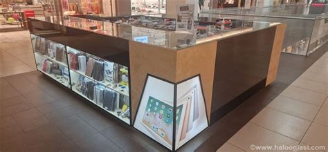 različne vrste velikonočnih šunk na prodajni polici