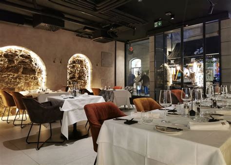 Fotografija sodobne postrežbe letečih žgancev v ambientu ljubljanske restavracije