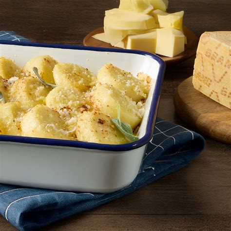 fotografija rimskih njokov (gnocchi alla romana) s sirom in maslom