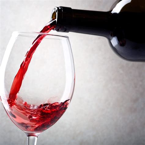 Temna čokolada in rdeče vino na mizi