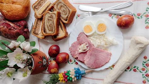 Tematska fotografija velikonočne mize z jajčnim namazom s hrenom, šunko in pirhi