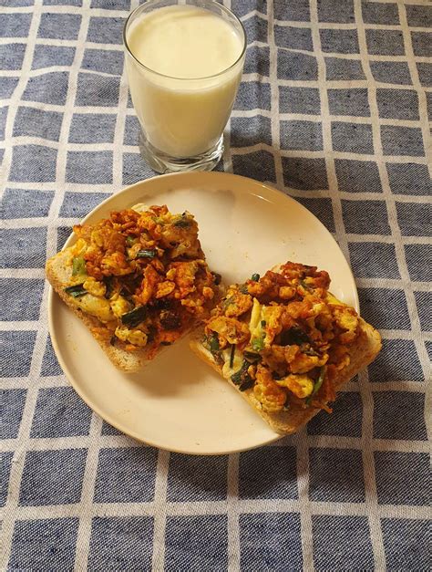 fotografija domačega ribjega namaza na svežem kruhu ali popečenem toastu