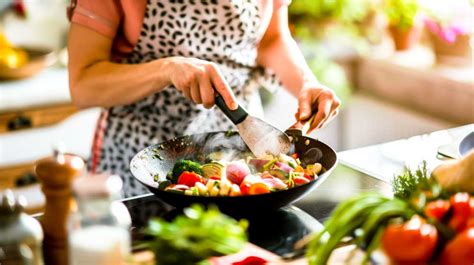 Infografika: princip stir-fry kuhanja na visoki temperaturi in priprave sestavin