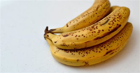 Zrele in prezrele banane, pripravljene za peko