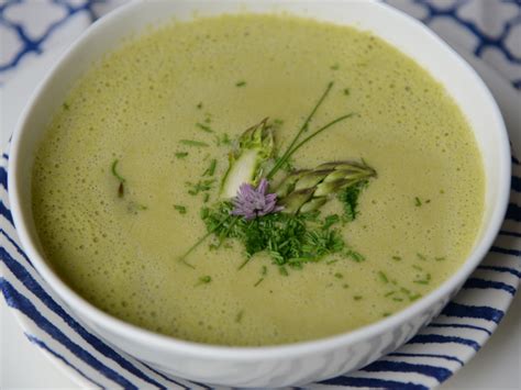 Servirana špargljeva juha z okrasnimi vršički