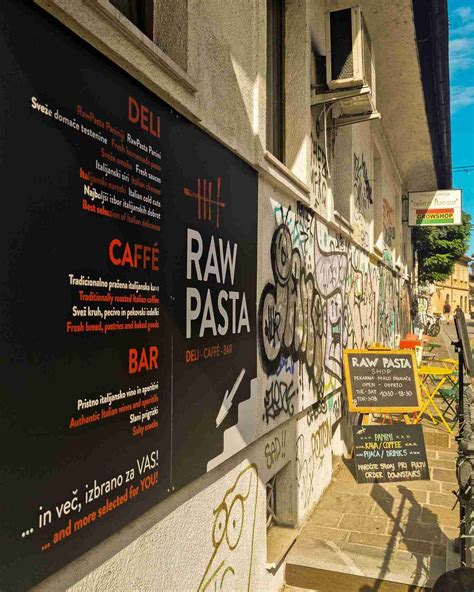 Fotografija ročno izdelanih testenin ali notranjosti Pizzerije Piazza