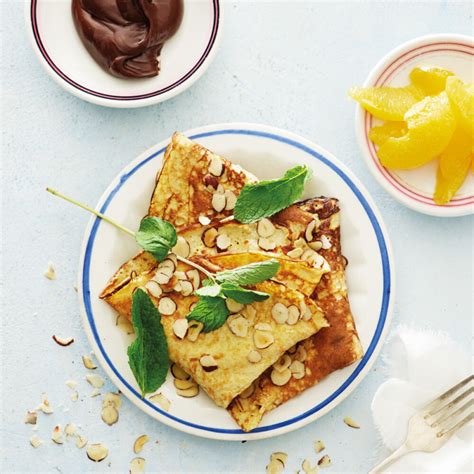 Palačinke z žlico slivove marmelade, posute z oreščki