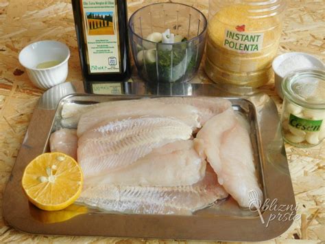 Sestavine za pripravo tržaške omake: svež peteršilj, česen in olivno olje