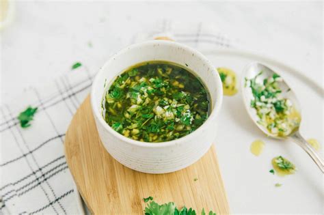 Pripravljena tržaška omaka v skledi, pripravljena za postrežbo