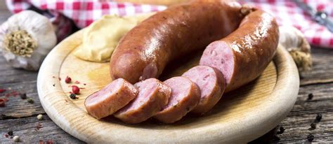 Infographics showing the proportion of pork and bacon in Kranjska klobasa Mlinarič