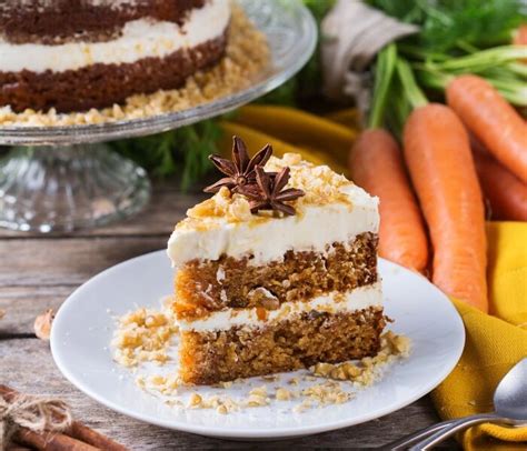 Dekorirana korenčkova torta z marcipanovimi korenčki