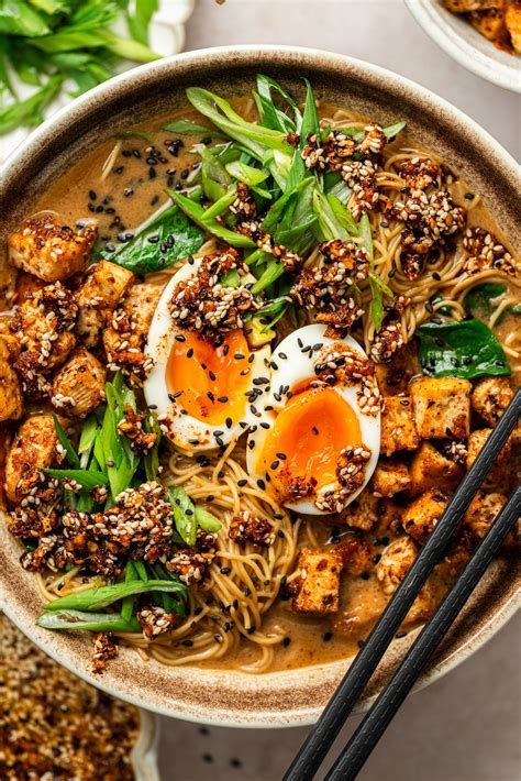Fotografija servirane veganske ramen juhe z gobami šitake, koriandrom in čilijem