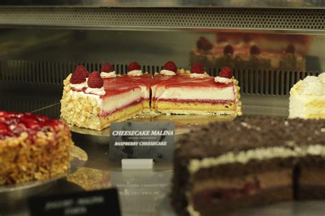 fotografija vitrine s svežimi torticami in slaščicami