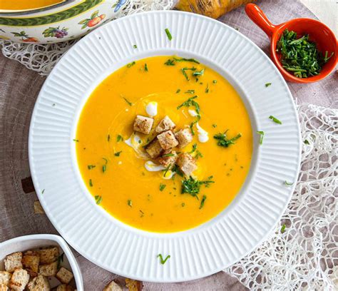 servirana kremna juha iz bučk z okraski