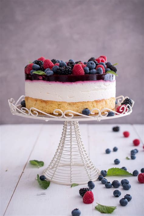 prikaz bogate torte z gozdnimi sadeži in prelivom