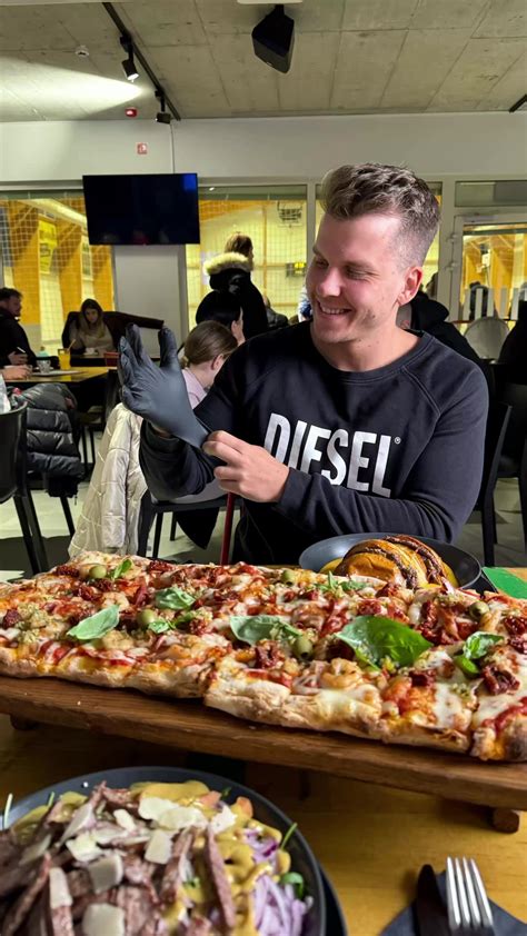 Arhivska fotografija pizzerije Mangoop PIZZA (če je na voljo), sicer abstraktna slika