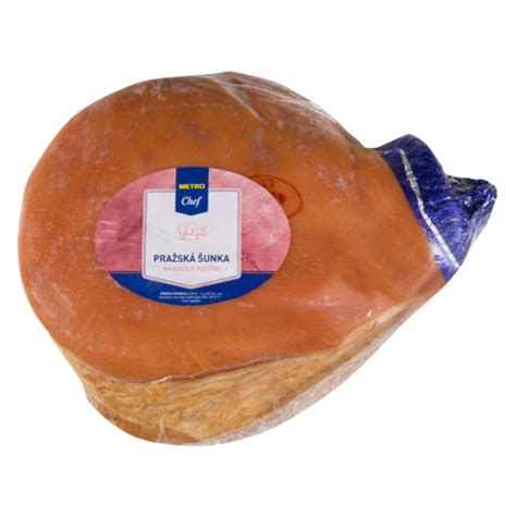 Praška šunka s kostjo na leseni deski