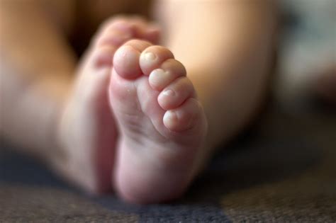 Tematska fotografija dojenčka, ki je ribo ali ribjo kašico
