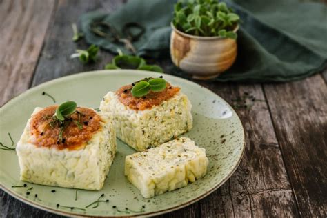 Fotografija sveže pripravljenih pehtranovih štrukljev, postreženih s prepraženimi drobtinami.
