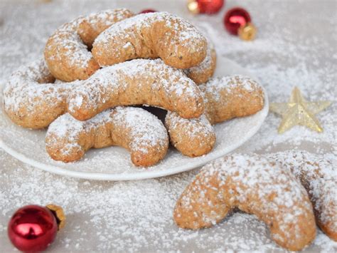Fotografija veganskih vaniljevih rogljičkov, posutih s sladkorjem v prahu