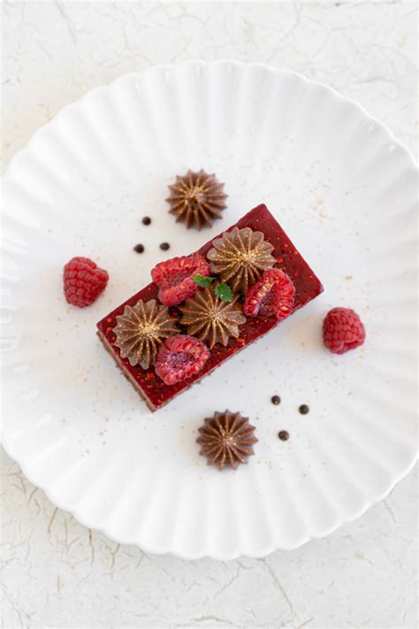Fotografija veganskih cantuccinov, narezanih na rezine in morda delno namočenih v čokolado