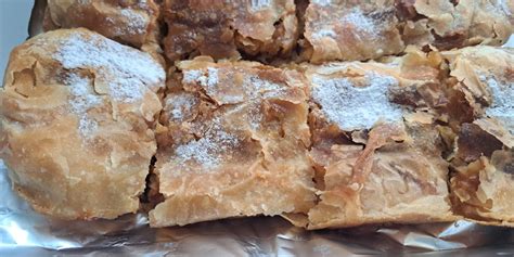 Sveže pečen zeljni zavitek, narezan na kose