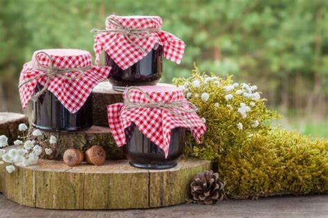 Photo of filled and sealed jam jars wrapped in a blanket for slow cooling