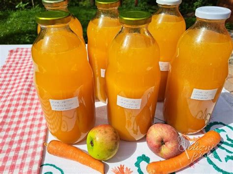 Steklenice sveže pripravljenega soka rdeče pese, korenja in jabolk