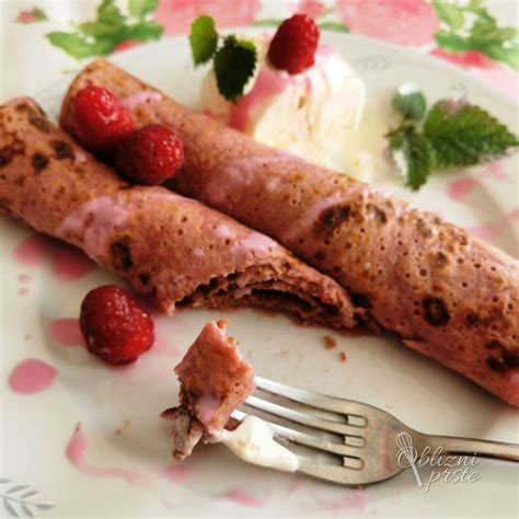 Rožnate palačinke z rdečo peso na krožniku