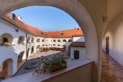 Panoramski pogled na staro mestno jedro Maribora s poudarkom na Donavi in kulinarični ponudbi